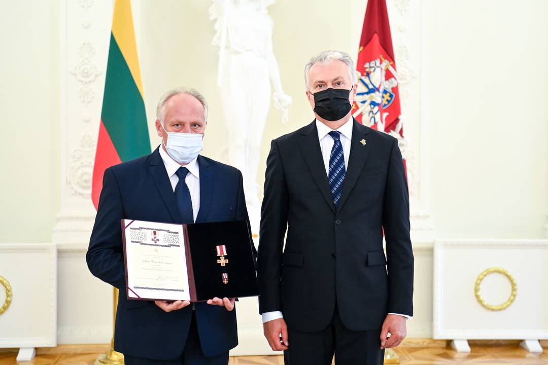 Prezidentas įteikė Vasario 16-osios apdovanojimus