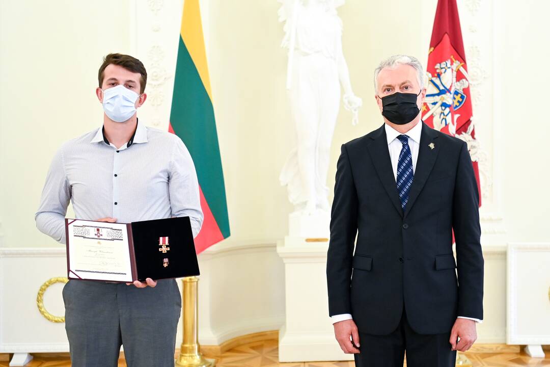 Prezidentas įteikė Vasario 16-osios apdovanojimus