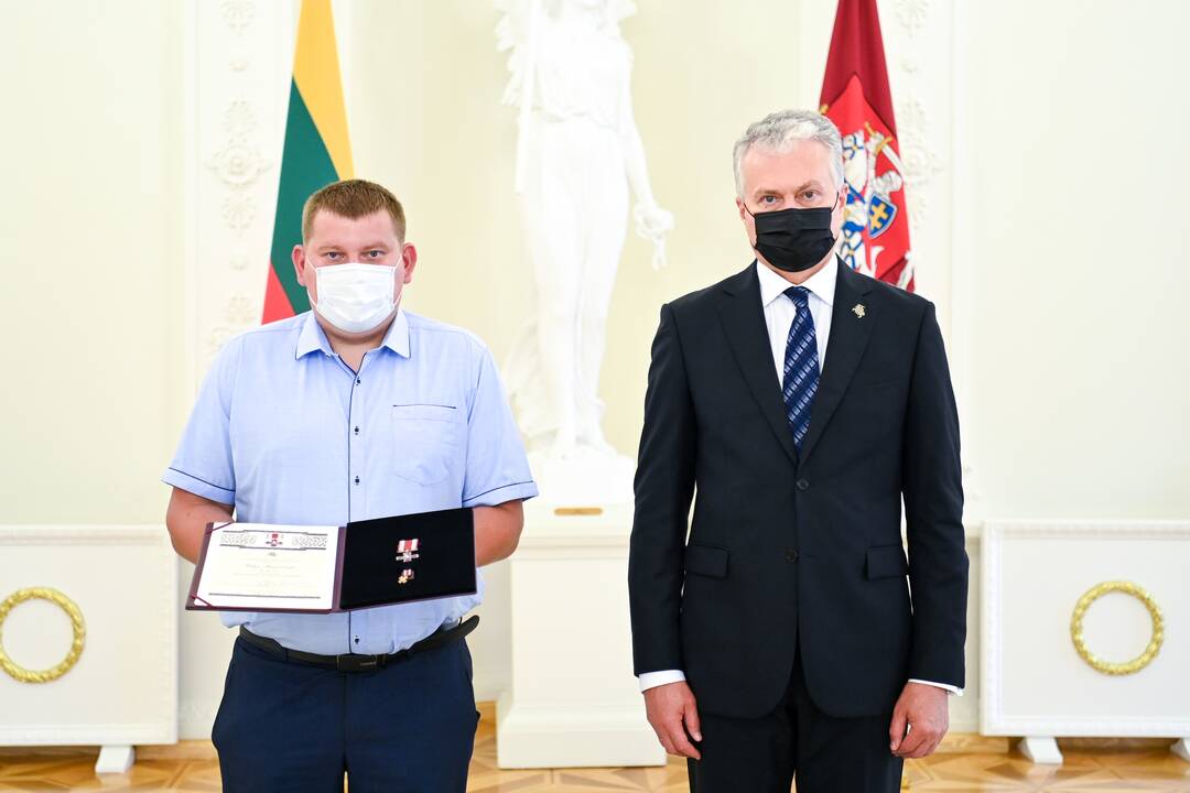 Prezidentas įteikė Vasario 16-osios apdovanojimus