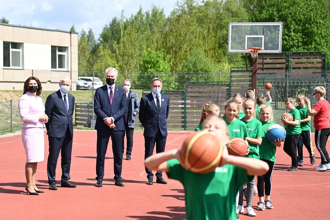 Prezidento vizitas Dovilų pagrindinėje mokykloje