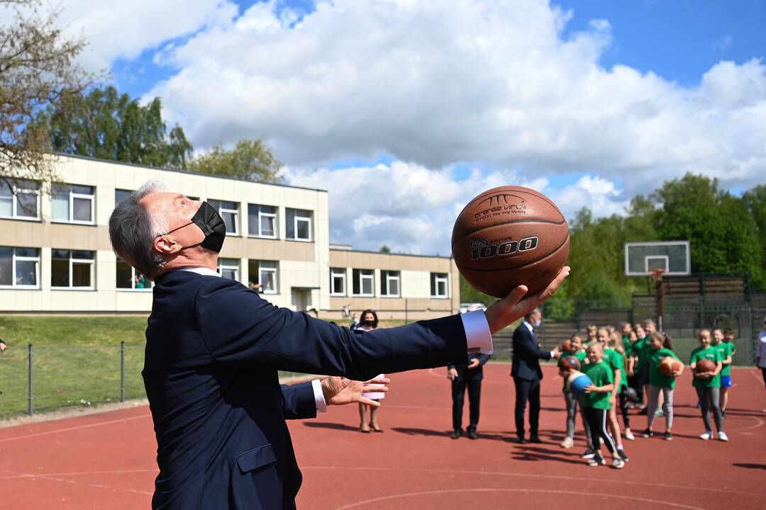 Prezidento vizitas Dovilų pagrindinėje mokykloje