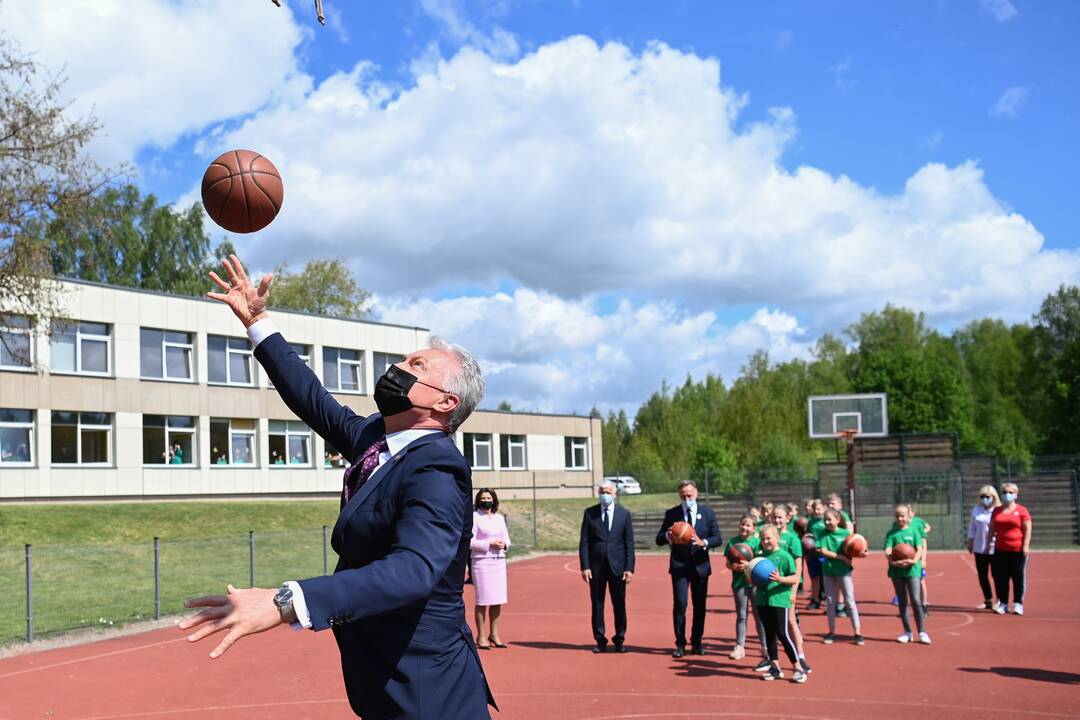 Prezidento vizitas Dovilų pagrindinėje mokykloje