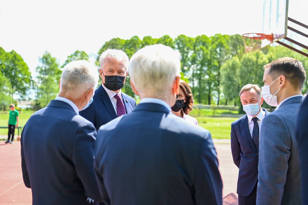 Prezidento vizitas Dovilų pagrindinėje mokykloje
