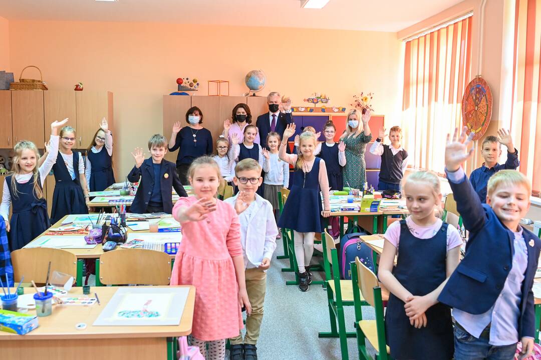 Prezidento vizitas Dovilų pagrindinėje mokykloje