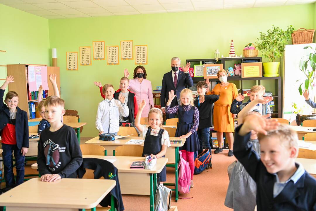 Prezidento vizitas Dovilų pagrindinėje mokykloje