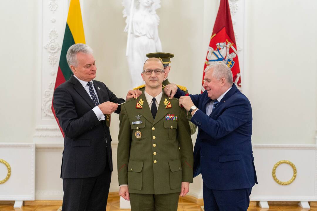 Dviem karininkams suteikti generolo majoro laipsniai