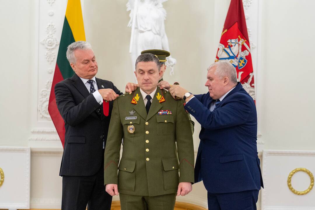 Dviem karininkams suteikti generolo majoro laipsniai
