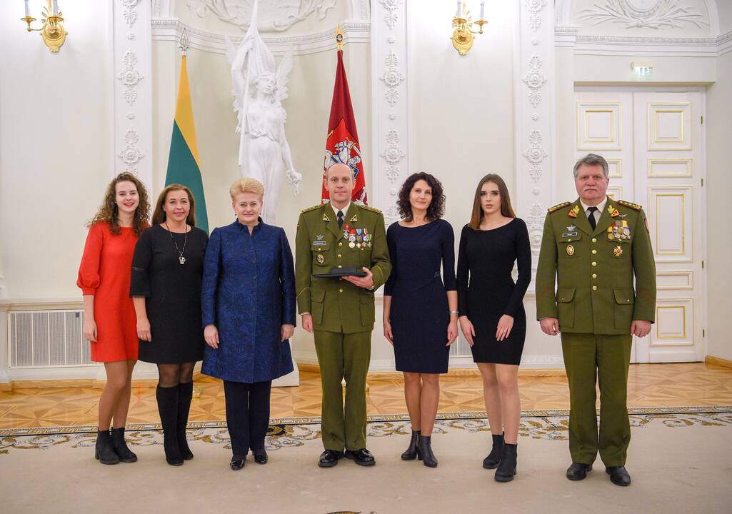 Prezidentė suteikė generolų laipsnius karininkams
