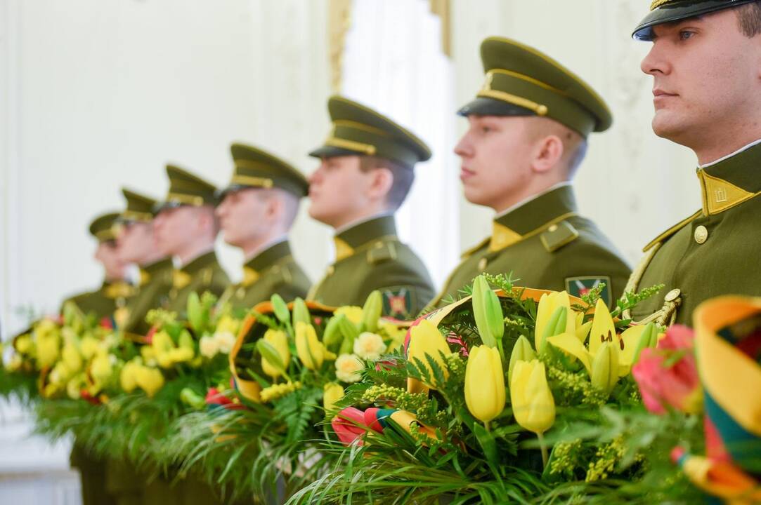 Prezidentės gėlės signatarams