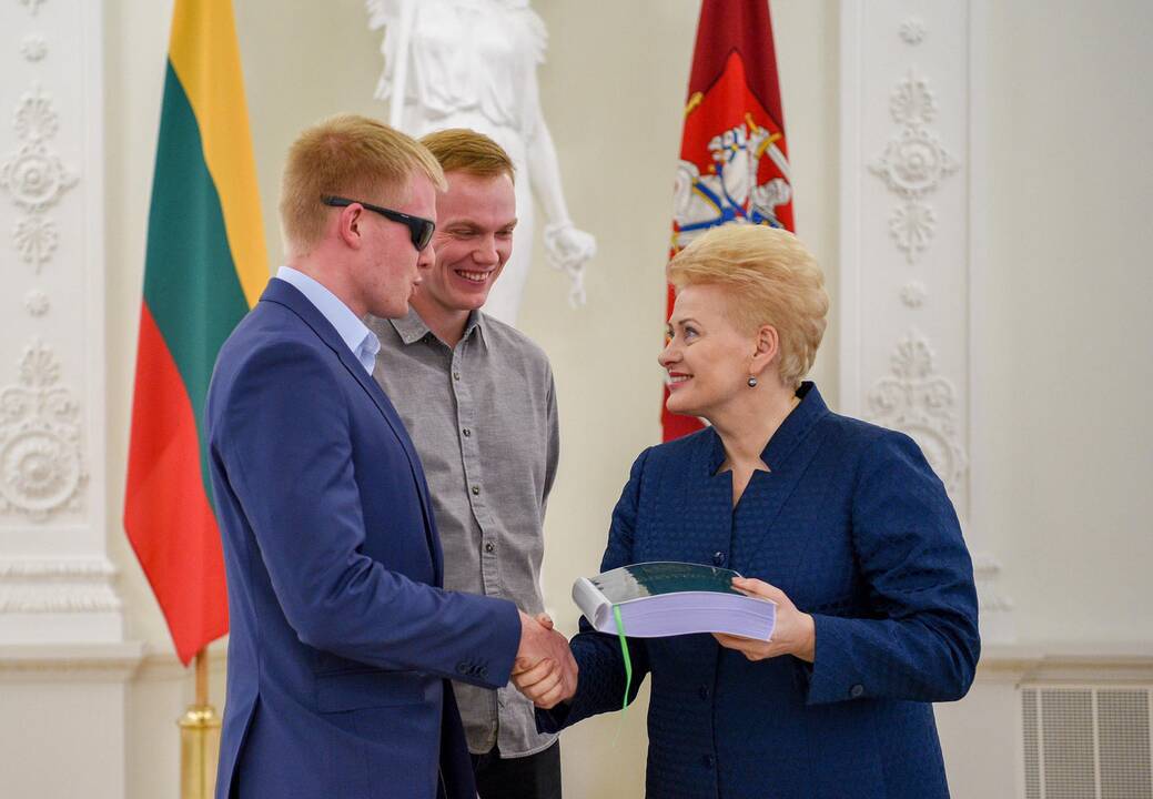 Konstitucijos egzamino nugalėtojų apdovanojimai