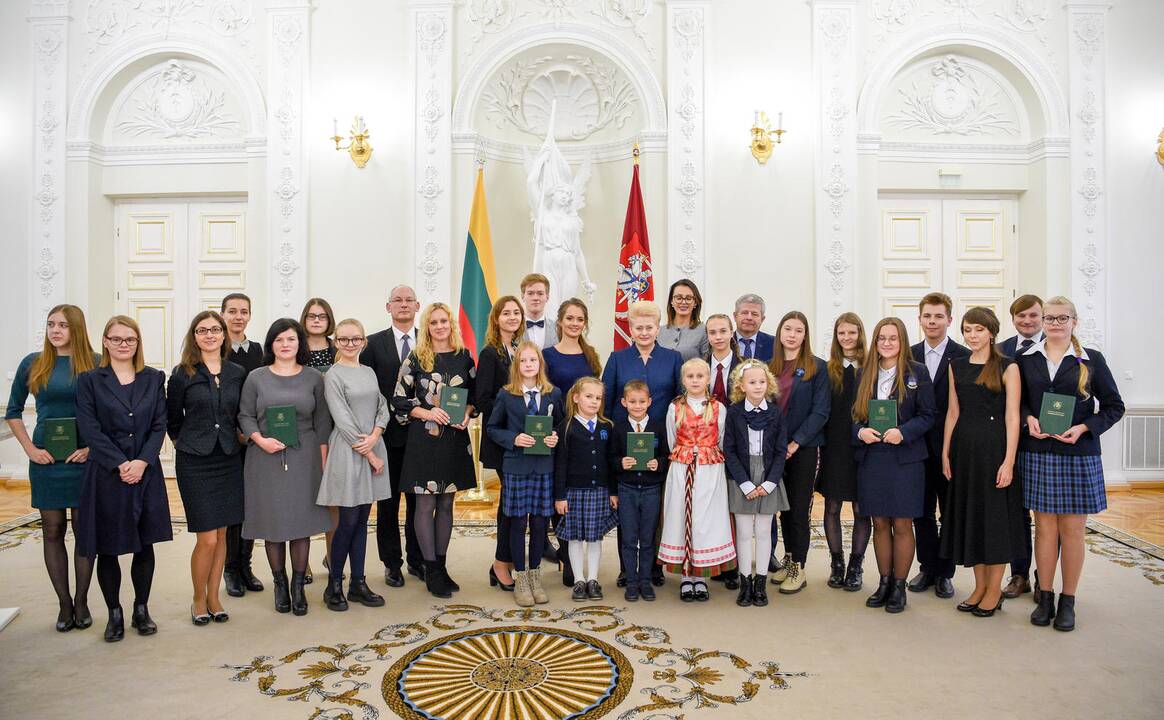 Konstitucijos egzamino nugalėtojų apdovanojimai