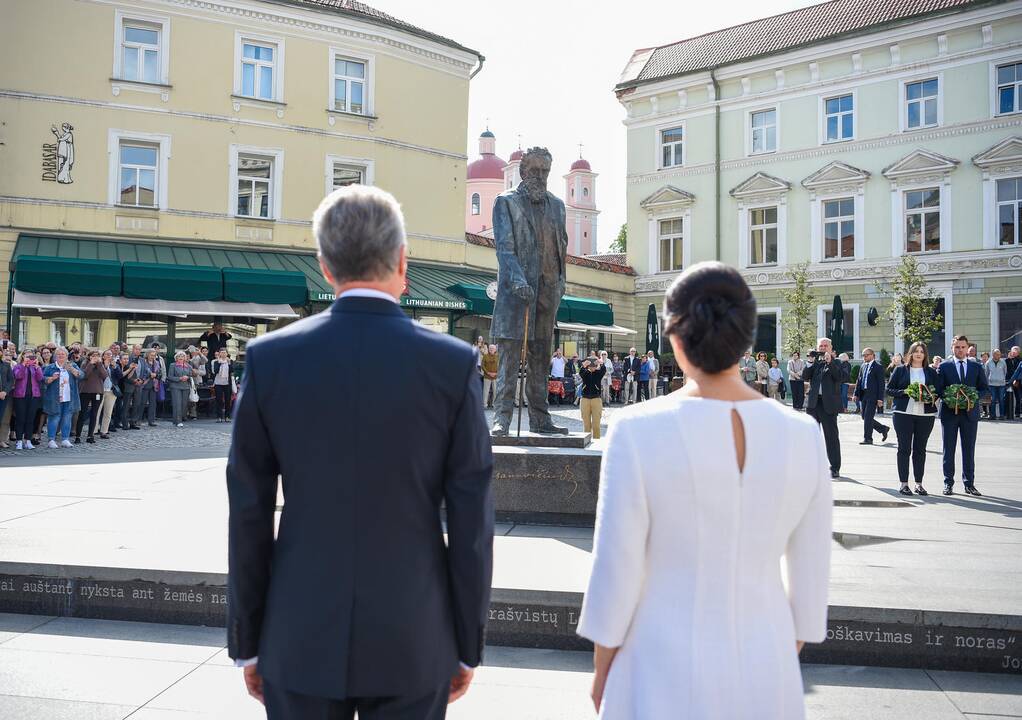 G. Nausėda apsilankė prie J. Basanavičiaus paminklo
