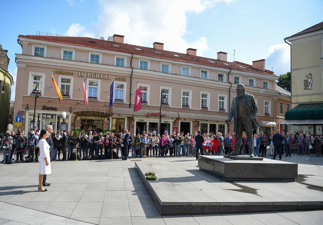 G. Nausėda apsilankė prie J. Basanavičiaus paminklo