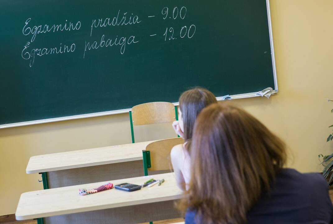 Siūlo dar pokyčių dėl egzaminų: dvi valstybinių egzaminų dalys, tarpiniai patikrinimai