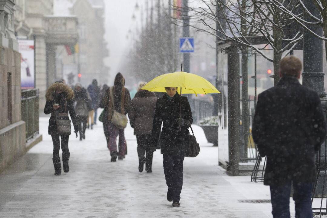 Orai: sniegas mainysis su lietumi