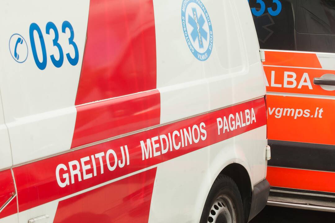 Vilniaus rajone automobilis partrenkė tamsoje ėjusį pėsčiąjį