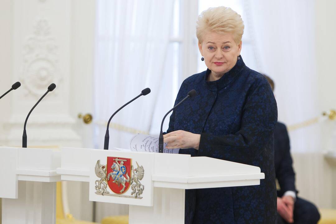 Prezidentė: jau juokinga nuo tų neatsistatydinančiųjų