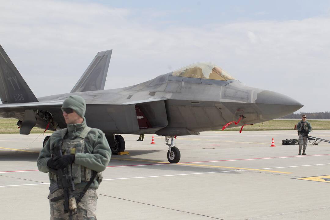 NATO naikintuvai keturis kartus kilo lydėti ir atpažinti Rusijos orlaivių