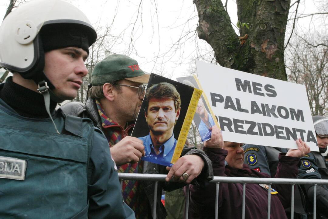 2004 m. Seimas iš prezidento pareigų pašalino Rolandą Paksą