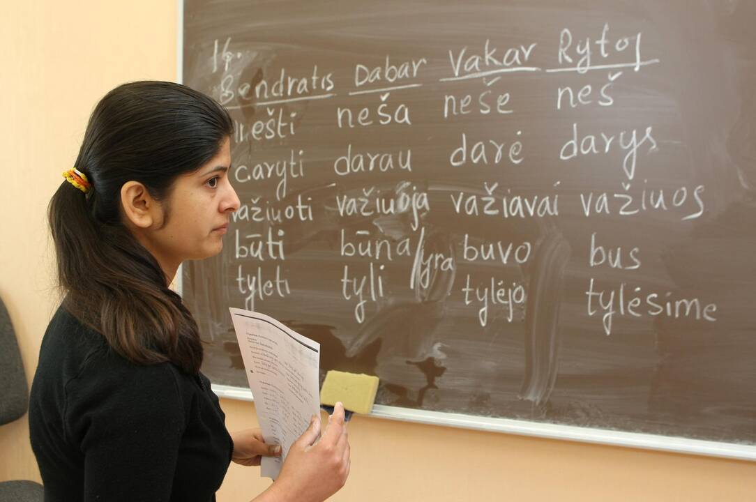 Siūloma laikinai leisti gyventi Lietuvoje baigusiems studijas užsieniečiams