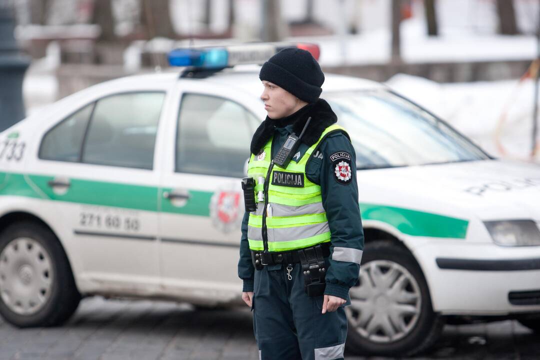 Girta gatvėje su vaiku buvusi devyniolikmetė puolė policininkę