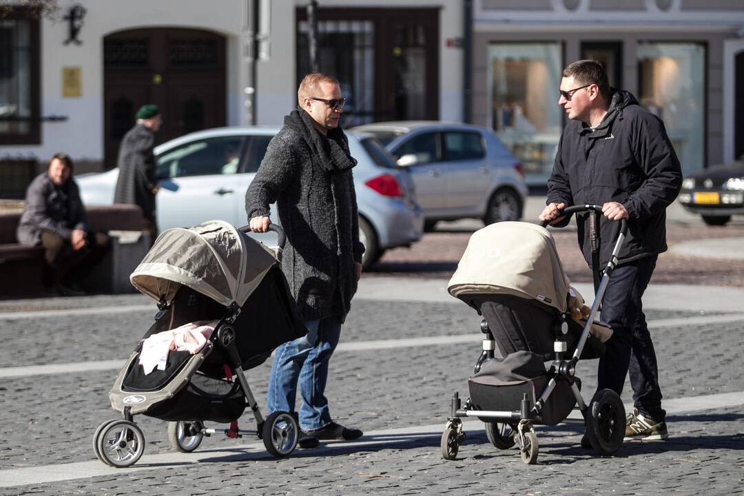 Tėvai galės pasirinkti, kada jie nori imti mėnesio tėvystės atostogas
