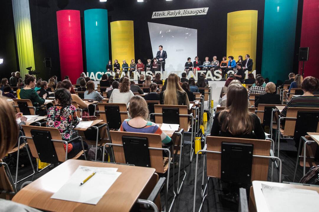 Geriausiai Nacionalinį diktantą parašiusi klasė dovanų gaus kelionę