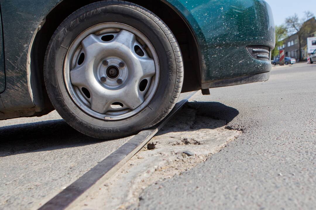 Vilniečiai pasipiktinę: kiek dar kiemuose reikės laužyti automobilį?