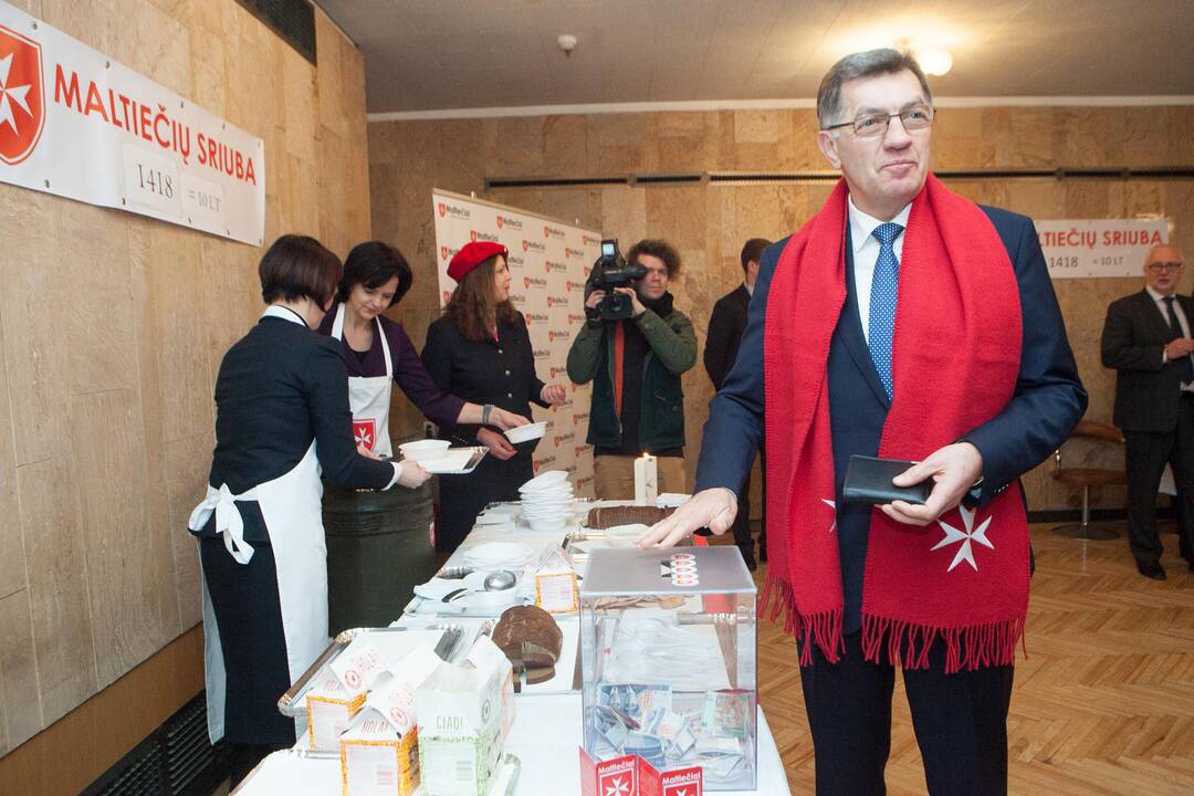 Premjeras A. Butkevičius pernai dalyvavo labdaros akcijoje „Maltiečių sriuba“