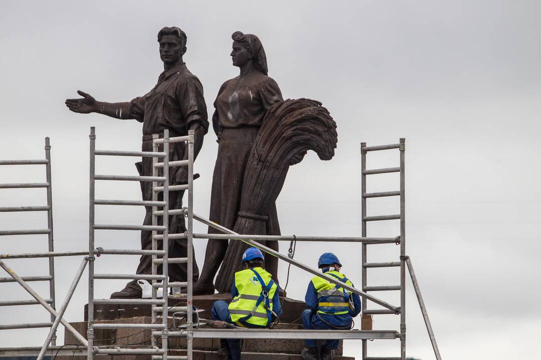 Nesutaria, kam perduoti sovietines Žaliojo tilto skulptūras