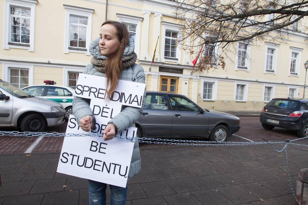 Studentai surengė protesto akciją prie ministerijos