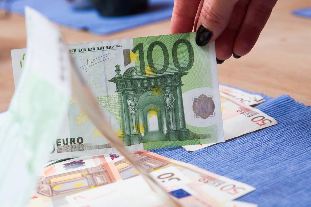 Senolė sukčiams atidavė įspūdingą sumą pinigų