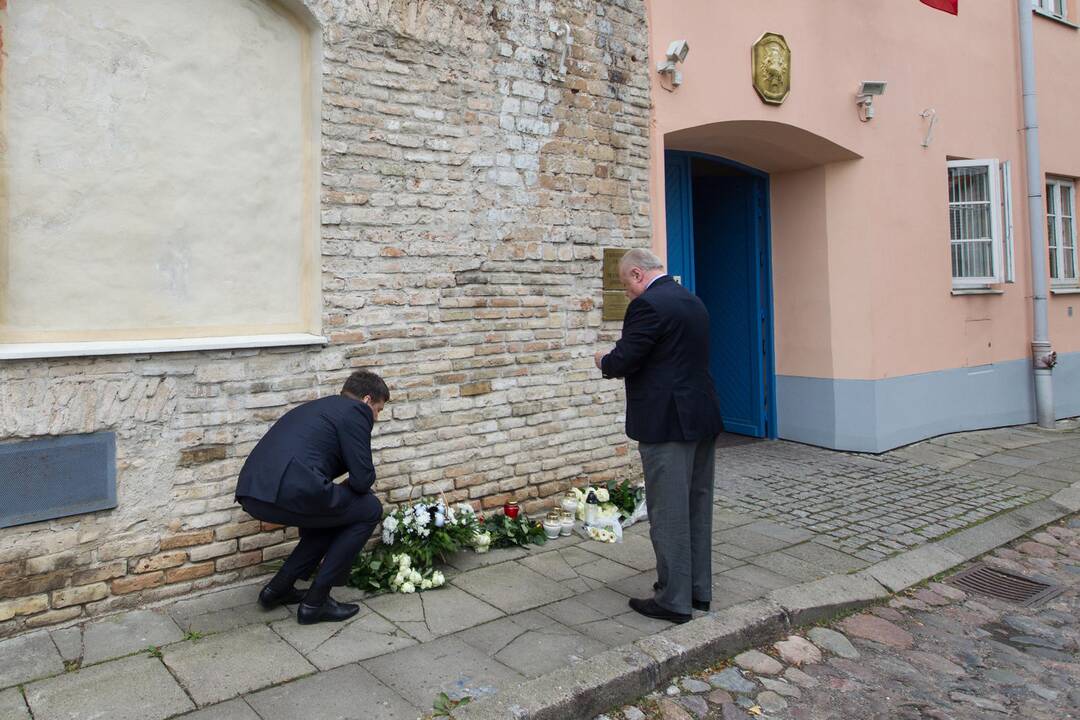 Gėlės ir žvakutės prie Prancūzijos ambasados Vilniuje