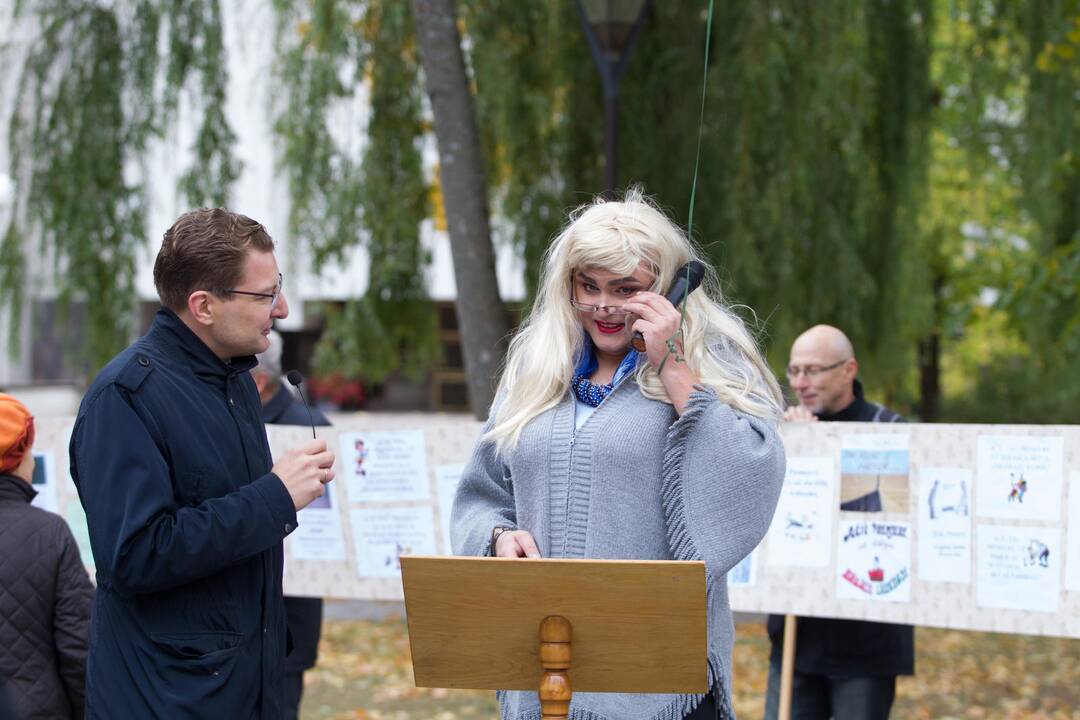 Teatralizuota mokytojų akcija prie Vyriausybės