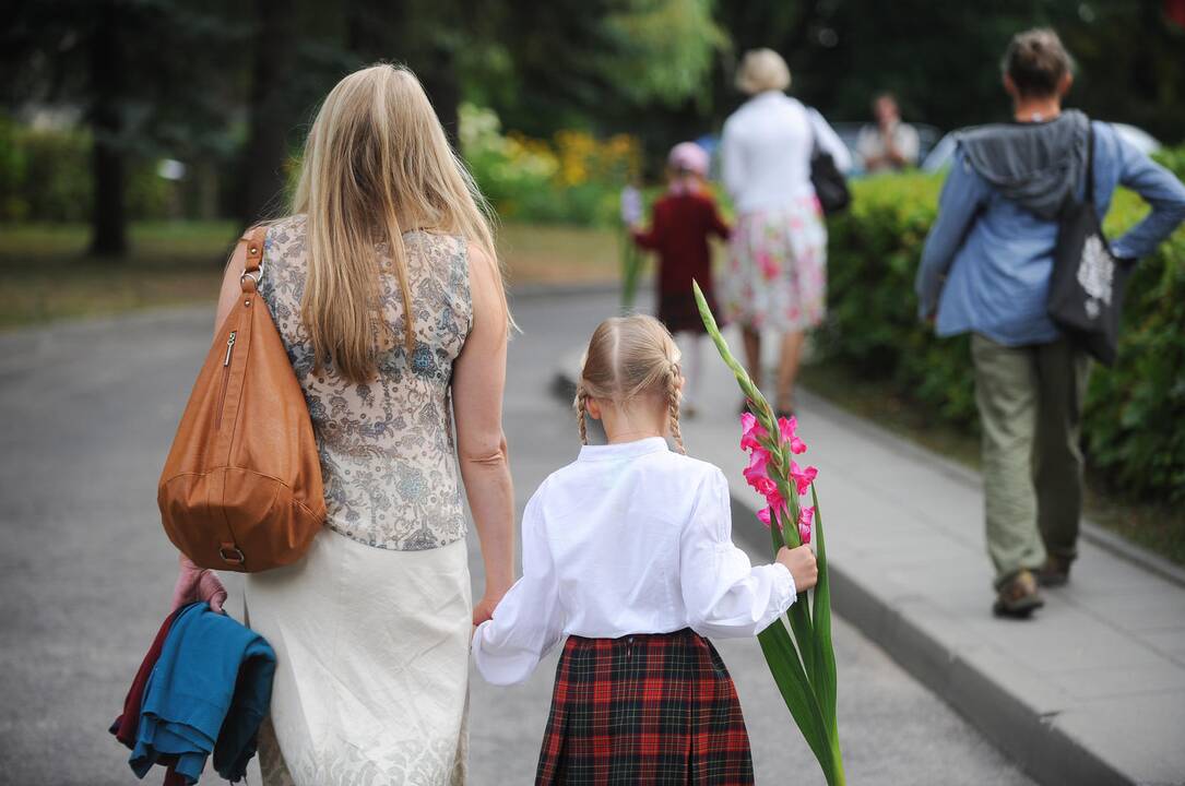Rugsėjo pirmąją daugiau tėvų galės palydėti vaikus į mokyklą