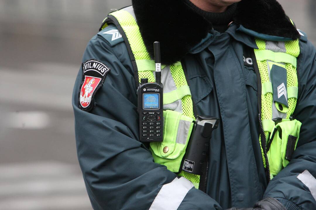 Aistros prie baro: sulaikant vyrą moteriškė spardė ir apdraskė policininką