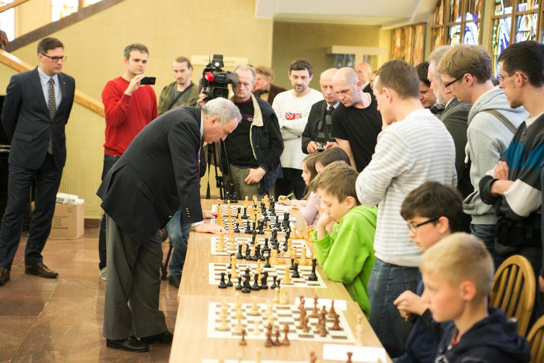 G. Kasparovas susirėmė su aštuoniais jaunaisiais Lietuvos šachmatininkais