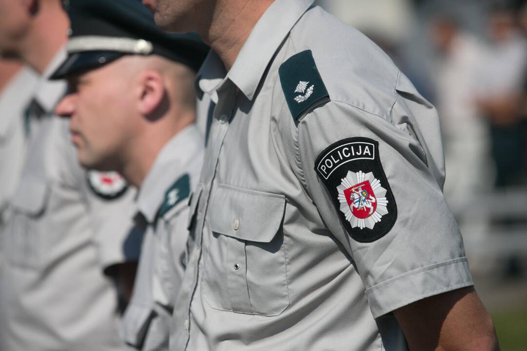 Neblaivus jaunuolis smogė Elektrėnų policininkui