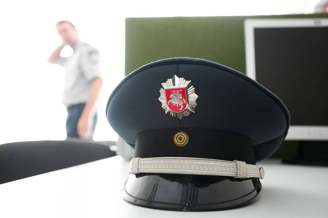 Neblaivus vyriškis kibo į atlapus policijos pareigūnams