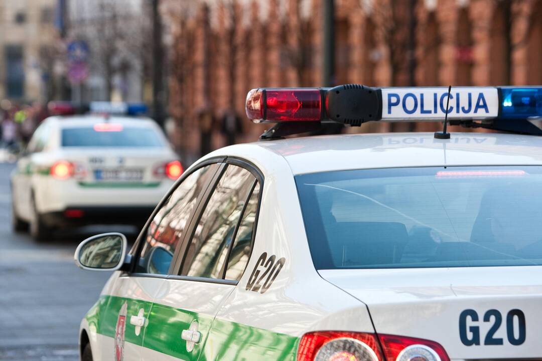 Klaipėdoje subadytos policijos automobilio padangos