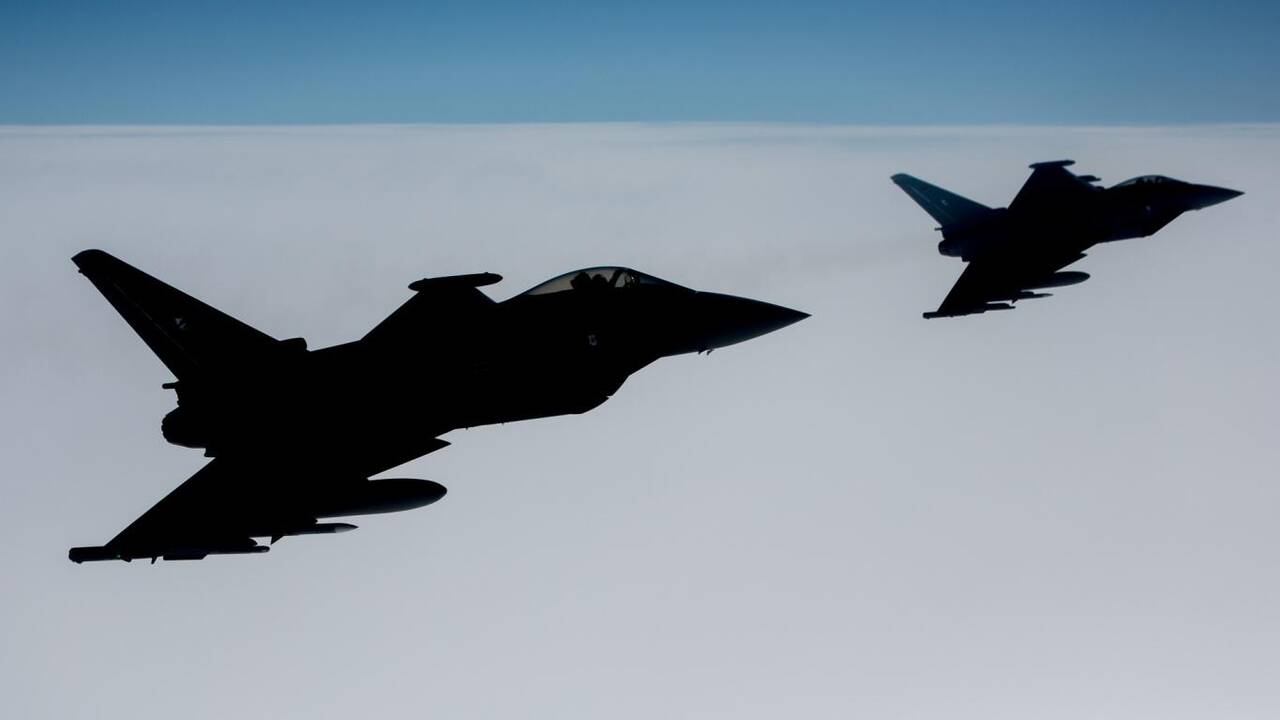 NATO naikintuvai keturis kartus kilo lydėti Rusijos lėktuvų