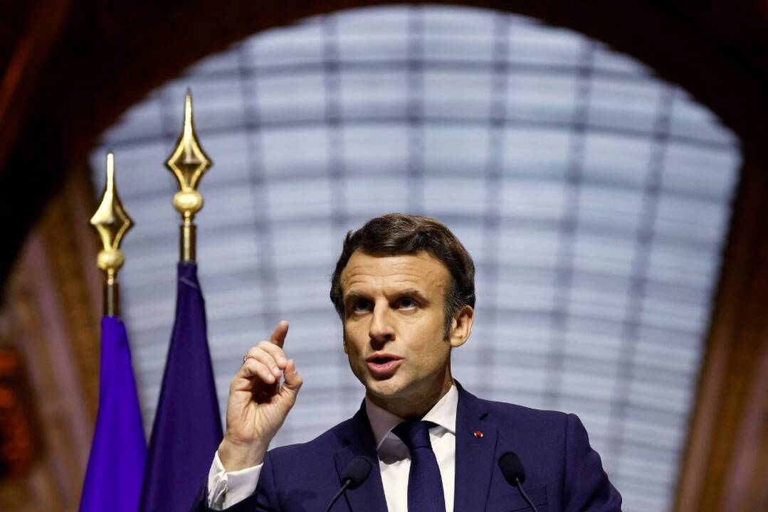 E. Macronas sukritikavo britų vyriausybę dėl šios „didingų“ pažadų