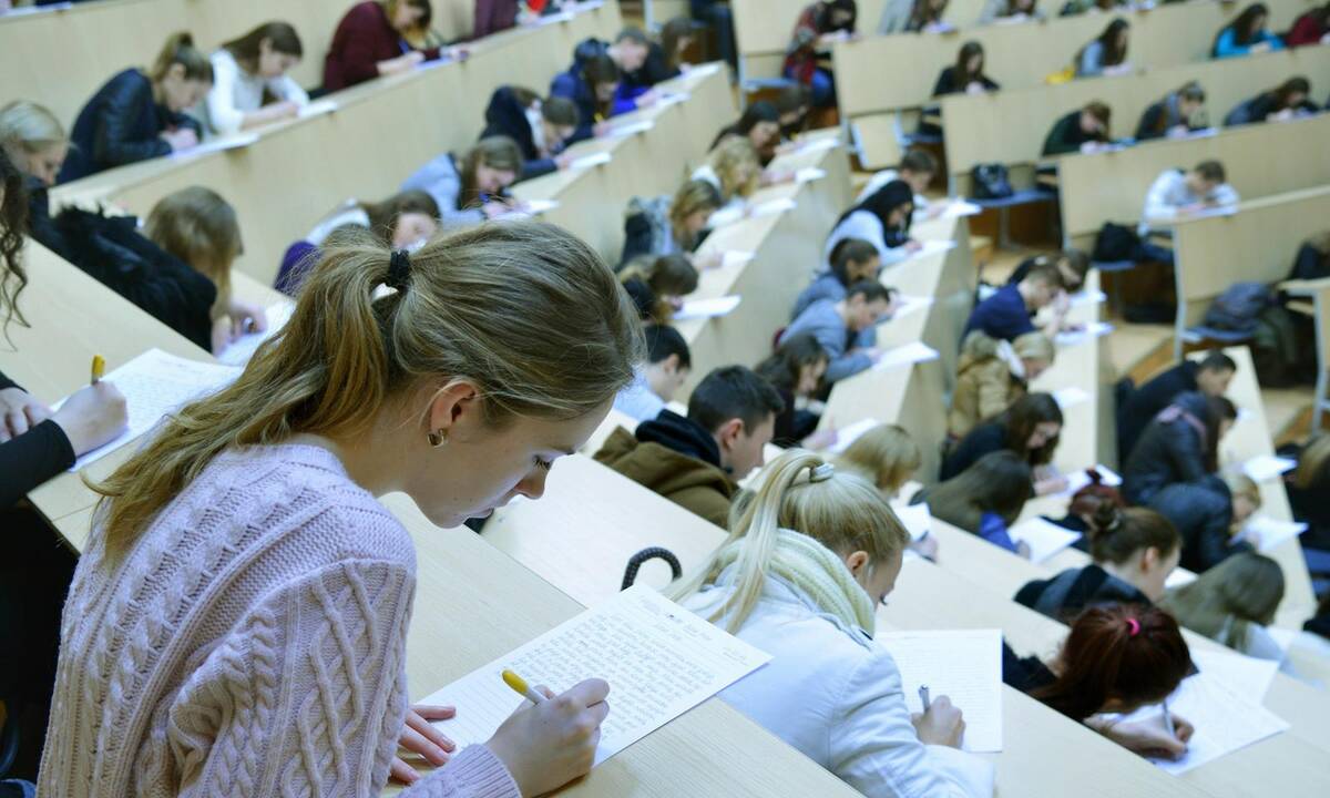 Stojantiesiems į aukštąsias mokyklas keliama priėmimo kartelė