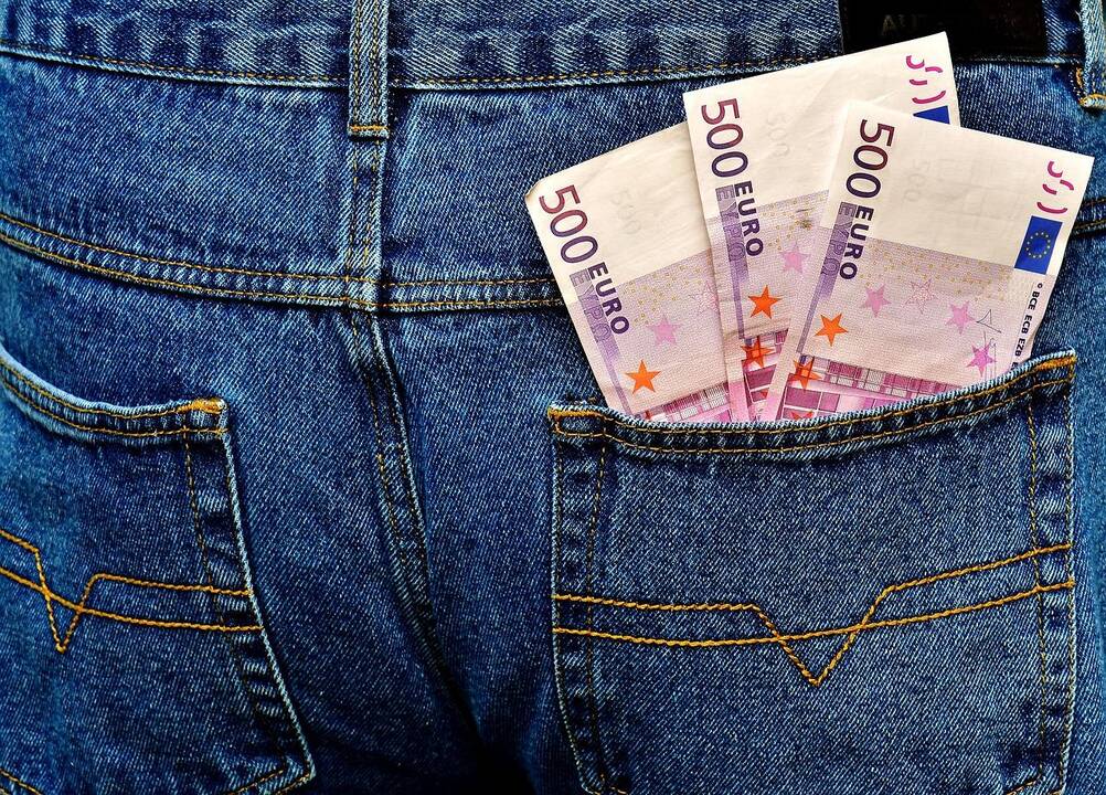 Moteris patikėjo sukčiais ir neteko 5 tūkst. eurų
