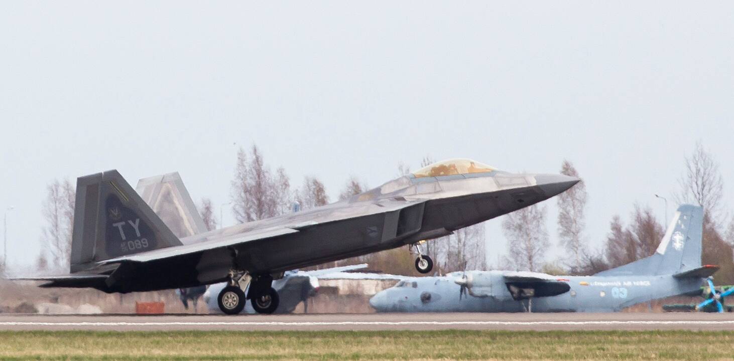 NATO naikintuvai dešimt kartų kilo patruliuoti ir palydėti rusų lėktuvų