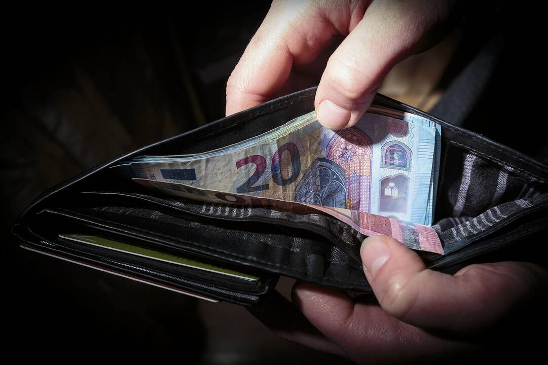 Finansų ministerija tikisi spartesnio darbo užmokesčio augimo nei bankai