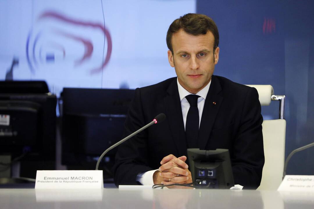 E. Macronas žada naujas priemones prieš riaušininkus