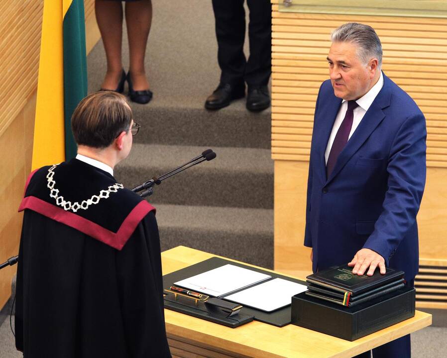 Prisiekė trys nauji Seimo nariai