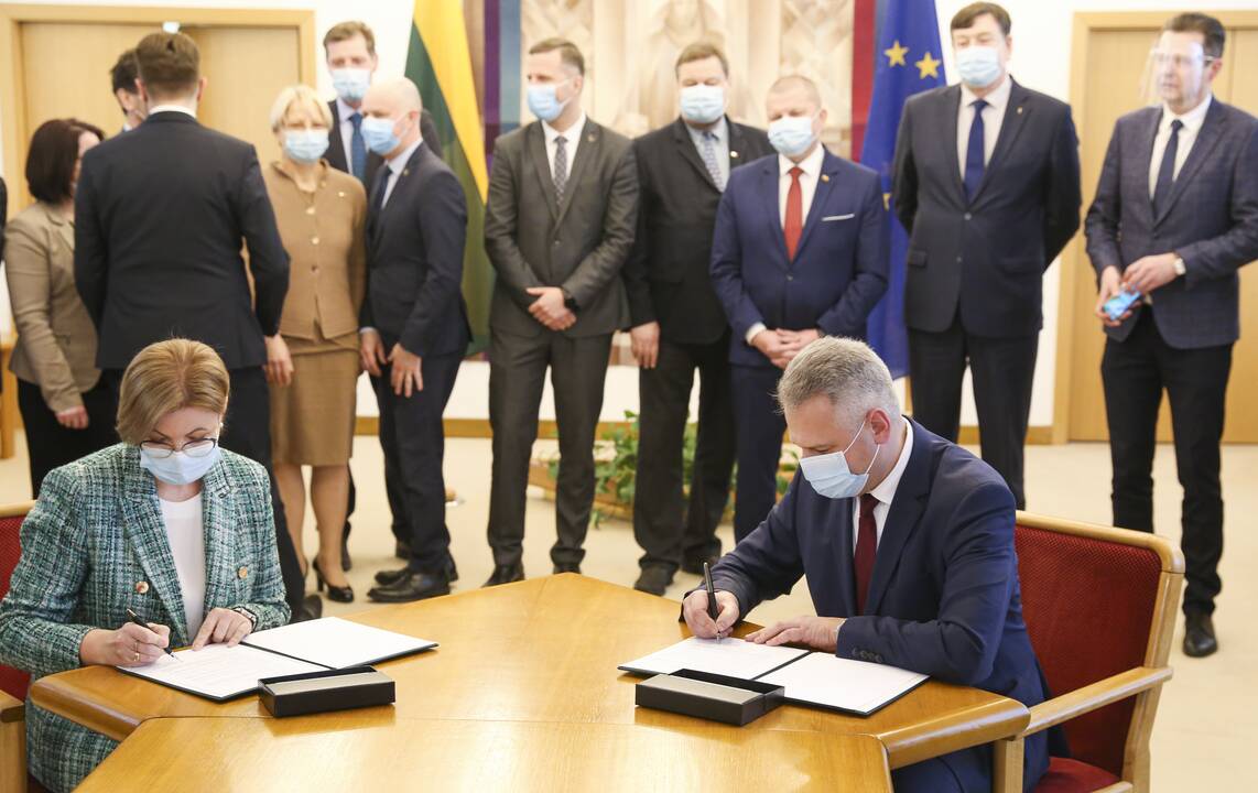 Seimo „valstiečiai“ ir „darbiečiai“ pasirašė susitarimą