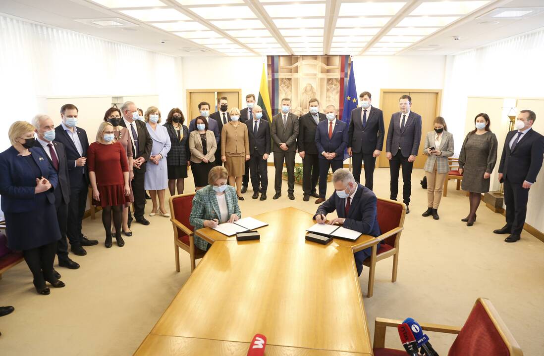 Seimo „valstiečiai“ ir „darbiečiai“ pasirašė susitarimą